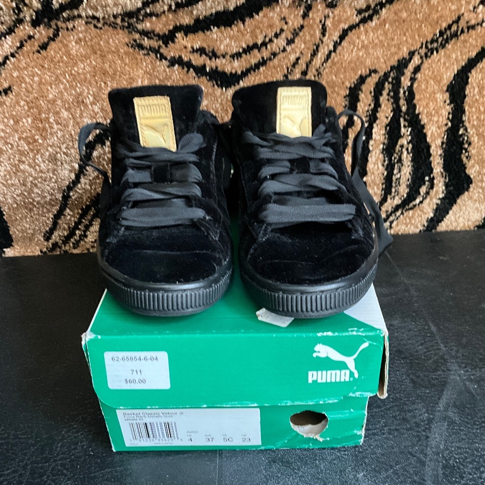 Puma Basket Classic Velour Jr. Sneakers (youth 5 fits woman 7)